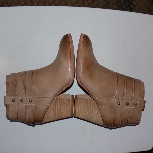 isola jadyn wedge bootie